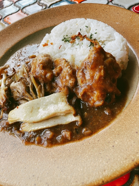 鶏つくねとキノコのスパイシーカレー