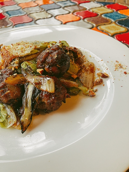 ポルペッティと焦がしキャベツのケチャップマニス炒め