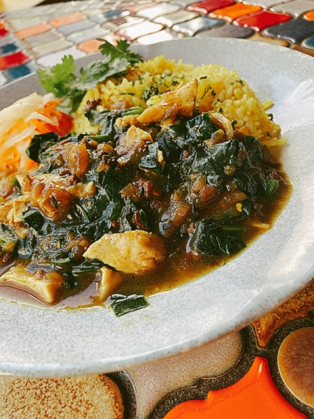 鶏肉とほうれん草のスパイスカレー