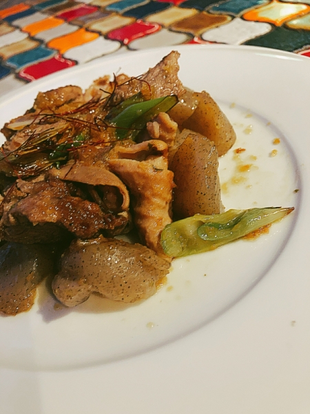 豚ホルモンのスタミナ炒め　バイマックルー風味